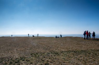 Friesener Warte, Almanya, 28.2.2021. Yürüyüşçüler Friesener Warte 'a gitmek için güzel havadan faydalanırlar.
