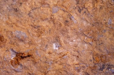 Taş ocağında kırılan Jurasik kireç taşının pürüzlü yüzeyi.