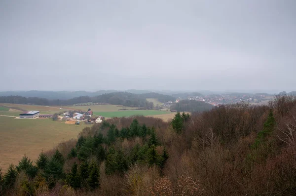 Sisli bir şubat gününde, Muggendorf köyünün yukarısındaki Yukarı Frankonya manzarası