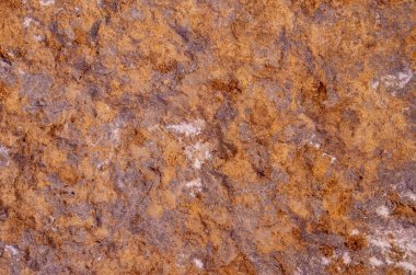 Taş ocağında kırılan Jurasik kireç taşının pürüzlü yüzeyi.