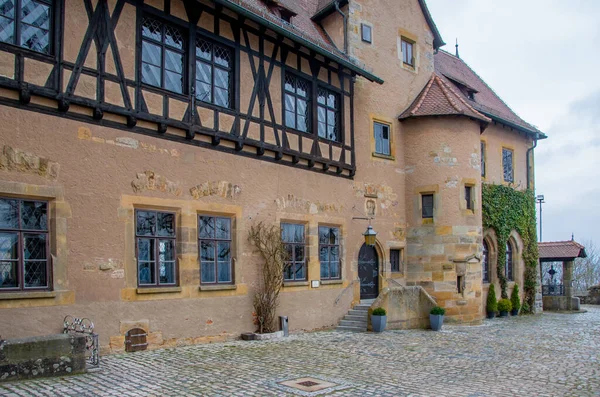 Bamberg, Almanya, 20.02.2021. Tarihi Dünya Mirası kenti Bamberg yakınlarındaki Altenburg Kalesi 'nin avlusunda.