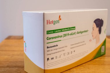 Bamberg, Almanya - 2.4.2021. Hotgen 'den Covid19 Antigentest. Meslekten olmayanlar tarafından kullanım için 5 Corona ile test kiti.