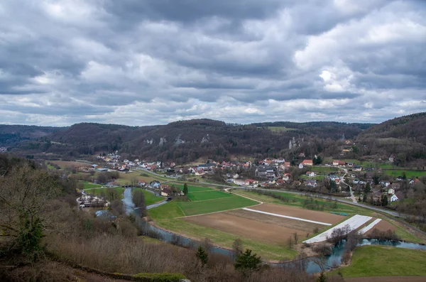 Utsikt från ruinerna av Neideck Castle in i landskapet i dalen Wiesent i frankiska Schweiz, Tyskland — Stockfoto