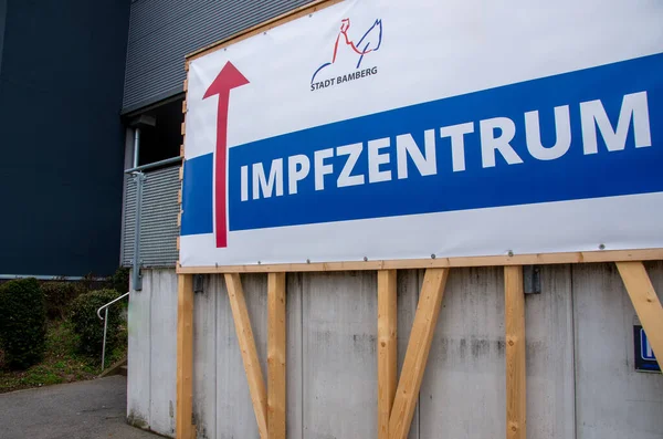 Bamberg, Almanya - 10.4.2021. Aşılama Merkezi girişinin yazılı olduğu bir tabela Aşılama Merkezi 'nin yolunu gösteriyor.