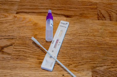 BAMBERG, Almanya - 8.4.2021. Covid-19 antijen tükürük testi kiti ve Hotgen 'den hızlı koronavirüs kontrolü için plastik numune..