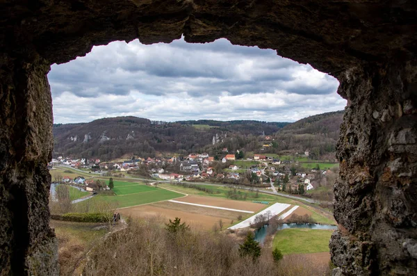Utsikt genom ett fönster av slottet ruiner Neideck i frankiska Schweiz, Tyskland i dalen Wiesent. — Stockfoto