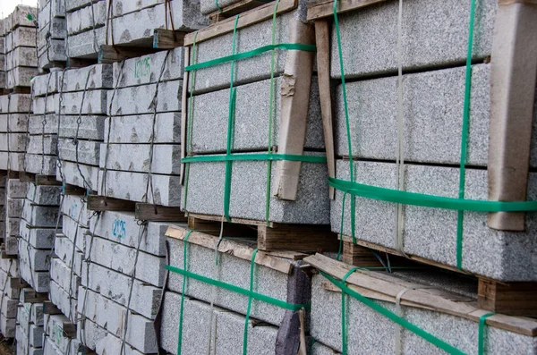 Nuevas pilas de piedras de granito en palets —  Fotos de Stock