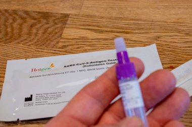 Bamberg, Almanya - 8.4.2021. Hotgen 'den Corona' nın kendi kendini test kiti..