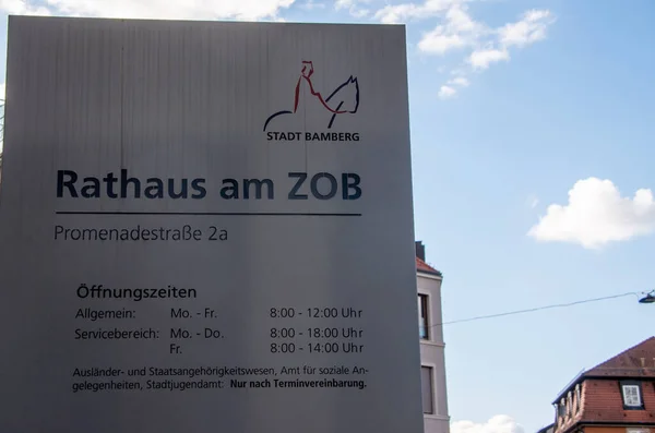Bamberg, Duitsland - 13.4.2021. Teken het stadhuis aan de ZOB bij de ingang van het nieuwe stadhuis — Stockfoto