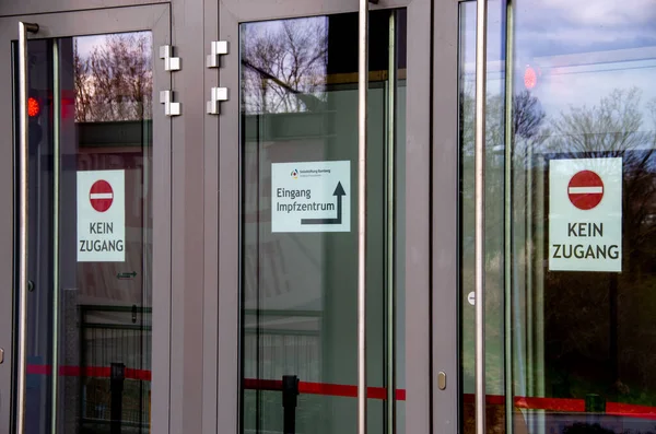 Bamberg, Almanya - 10.4.2021. Bamberg Aşılama Merkezi çıkışı. Giriş yok.