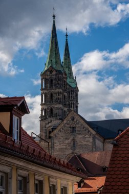 Bamberg, Almanya - 13.4.2021. Kaulberg 'in aşağısından, güneşli bir bahar akşamında Bamberg Katedrali' nin kulelerine doğru bakın.