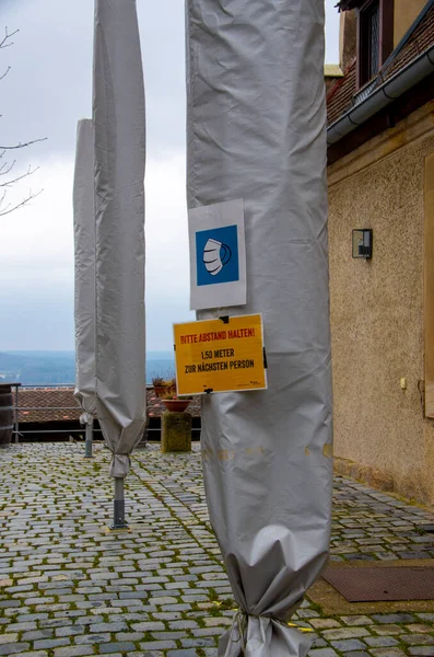 Bamberg, Duitsland - 21.3.2021. Verpakte paraplu 's met bordje Blijf op afstand symboliseren de lockdown voor de gastronomie — Stockfoto