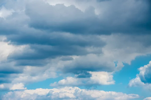 Kalın bulutlarla etkileyici bahar gökyüzünü bir doku ya da arkaplan olarak görün