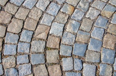 Almanya 'da kaldırımlı kaldırım taşı sokağının bir parçası. 