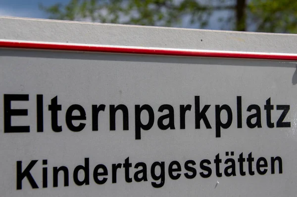 Írja alá a felirattal Szülői parkoló, óvodák a német — Stock Fotó