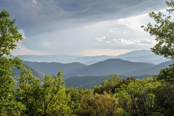 Güney Fransız Cevennes 'de gün batımı. Tepe manzarası, manzara