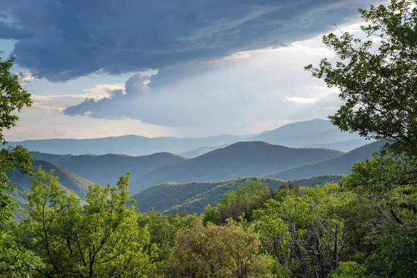 Puesta de sol en el sur de Cevennes francés. Paisaje montañoso, panorama — Foto de Stock