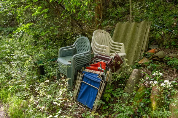 Дикий мусорный бак, стулья и крыша, посреди природы — стоковое фото