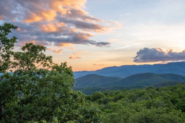 Güney Fransız Cevennes 'de gün batımı. Tepe manzarası, manzara