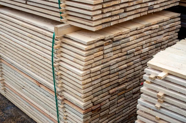 Grandes pilas de tablones de madera en el depósito de material de construcción. —  Fotos de Stock