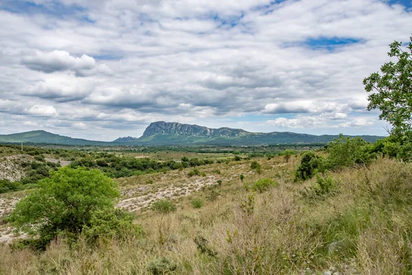 Ravin des Arcs paisaje de senderismo, en el sur de Francia. Pic Saint Loup en el fondo — Foto de Stock