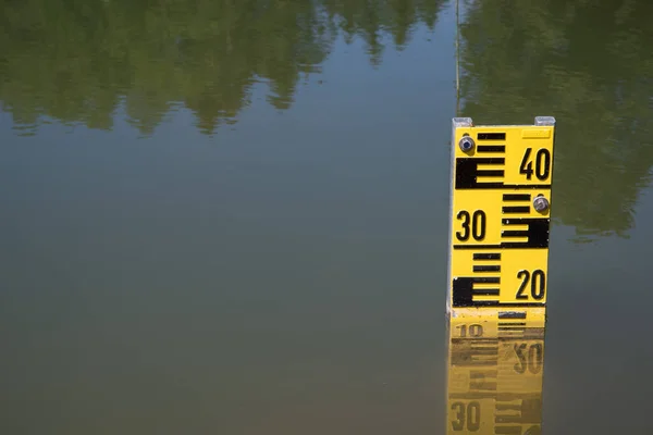 Ölçüm aleti olan bir gölet