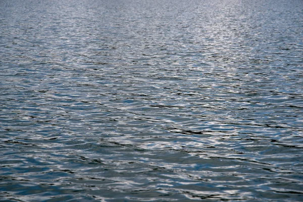 Beautiful diffused shimmer on a tranquil water surface with copy space. — Stock Photo, Image