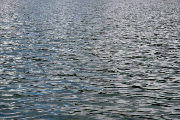 Fotokopi alanı olan sakin bir su yüzeyinde güzel yayılmış ışıltı.