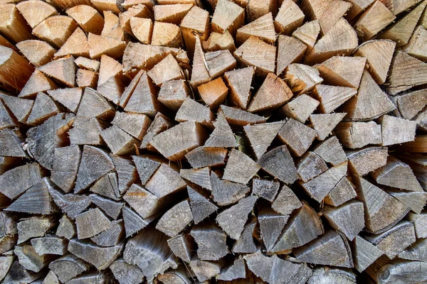 Tahta kütükler, kirişler, yakacak odun, çerçeve. Bir sürü odun. Ahşap ahşap arka plan. Yakıt. Yakacak odun topluyorum..