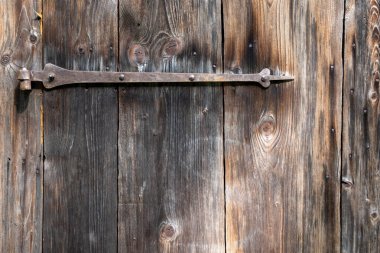 Eski, yıpranmış ahşap bir kapının parçası.