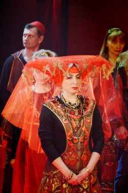 Barnaul, Rusya-12 Ocak 2018. Tiyatroda kostümlü oyuncular 