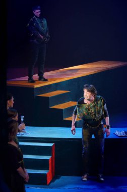 Barnaul, Rusya-12 Ocak 2018. Tiyatroda kostümlü oyuncular 