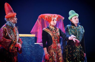 Barnaul, Rusya-12 Ocak 2018. Tiyatroda kostümlü oyuncular 