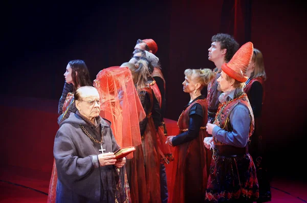 2018年1月12日 俄罗斯巴瑙尔 穿着戏服的戏剧演员在剧中扮演 你家里的瘟疫 — 图库照片