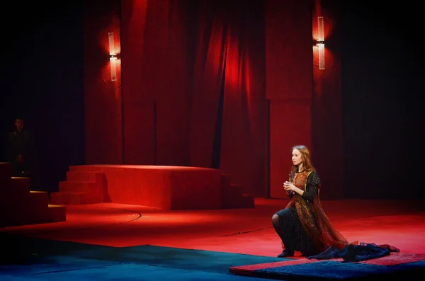 Barnaul, Rusya-12 Ocak 2018. Tiyatroda kostümlü oyuncular 