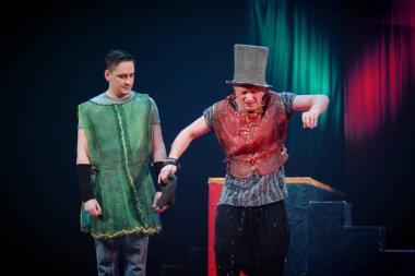 Barnaul, Rusya-12 Ocak 2018. Tiyatroda kostümlü oyuncular 