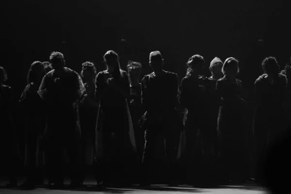 Tiyatroda kostümlü oyuncular oynuyor 