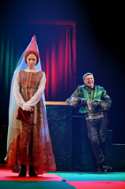 Barnaul, Rusya-12 Ocak 2018. Tiyatroda kostümlü oyuncular 