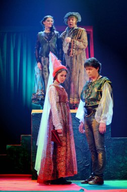 Barnaul, Rusya-12 Ocak 2018. Tiyatroda kostümlü oyuncular 