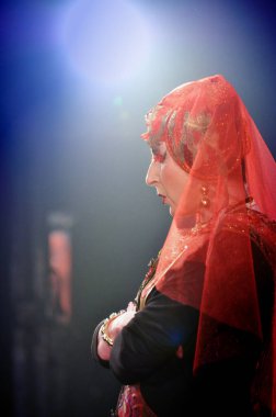 Barnaul, Rusya-12 Ocak 2018. Tiyatroda kostümlü oyuncular 