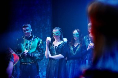 Barnaul, Rusya-12 Ocak 2018. Tiyatroda kostümlü oyuncular 