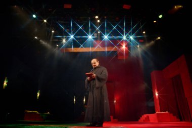 Barnaul, Rusya-12 Ocak 2018. Tiyatroda kostümlü oyuncular 