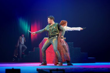 Barnaul, Rusya-12 Ocak 2018. Tiyatroda kostümlü oyuncular 