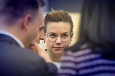 Barnaul, Rusya-10 Ekim 2019. Rusya Federasyonu Ekonomik Gelişim Bakanlığı Yatırım Politikası ve İş Geliştirme Bölümü Müdür Yardımcısı Olesya Teterina