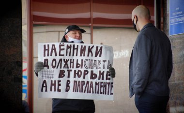 Barnaul, Rusya-19 Aralık 2020. Protestocu bir adamın elinde üzerinde Rusça 