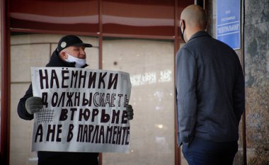 Barnaul, Rusya-19 Aralık 2020. Protestocu bir adamın elinde üzerinde Rusça 