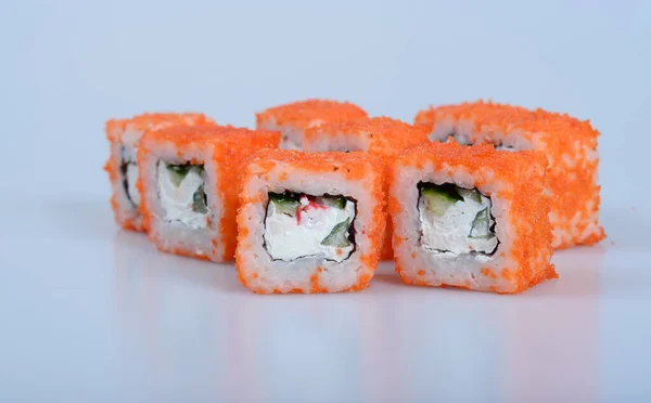 Des Rouleaux Japonais Colorés Avec Des Fruits Mer Poisson Reposent — Photo