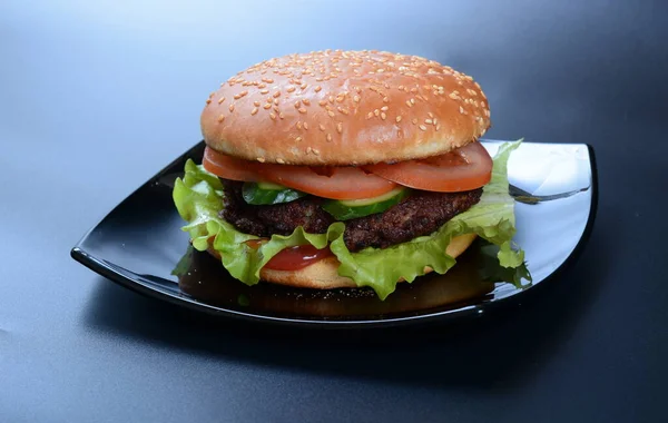 Succosa Hamburger Rubicondo Con Pomodori Cetrioli Erbe Trova Uno Sfondo — Foto Stock