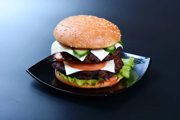 Succosa Hamburger Rubicondo Con Pomodori Cetrioli Erbe Trova Uno Sfondo — Foto Stock