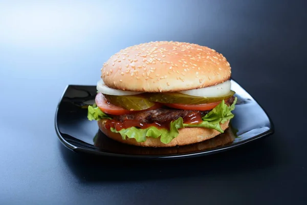 Sappige Rode Hamburger Met Tomaten Komkommers Kruiden Ligt Een Donkere — Stockfoto